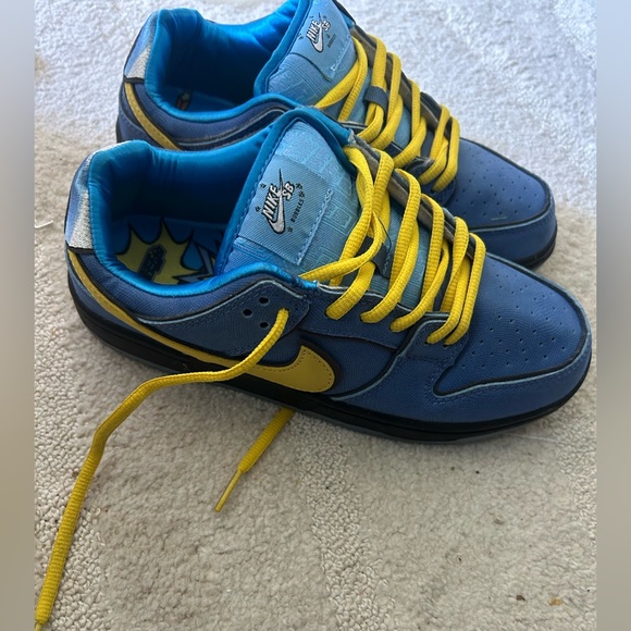 Nike Powerpuff Girls Vibrant Blue and Yellow Sneakers size 7 - Picture 1 of 6